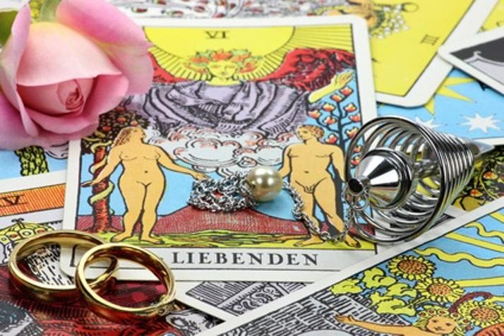 Tarotkarten mit Rose und Ringen